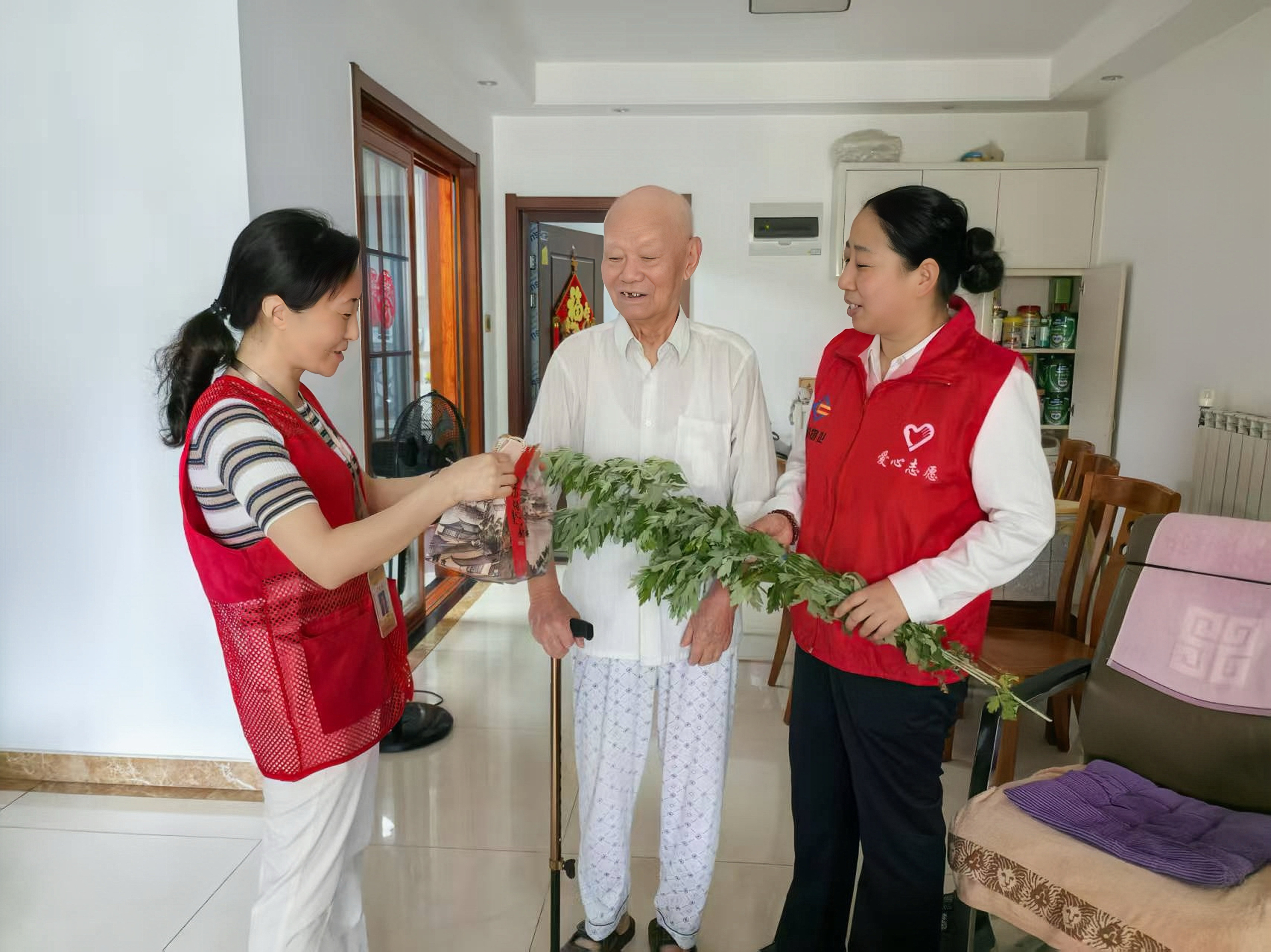 ¡°çúçêÖúÀÏÍÅ¡±Ç£ÆðÆóÒµÓëÉçÇøÀÏÈ˵ÄŦ´ø